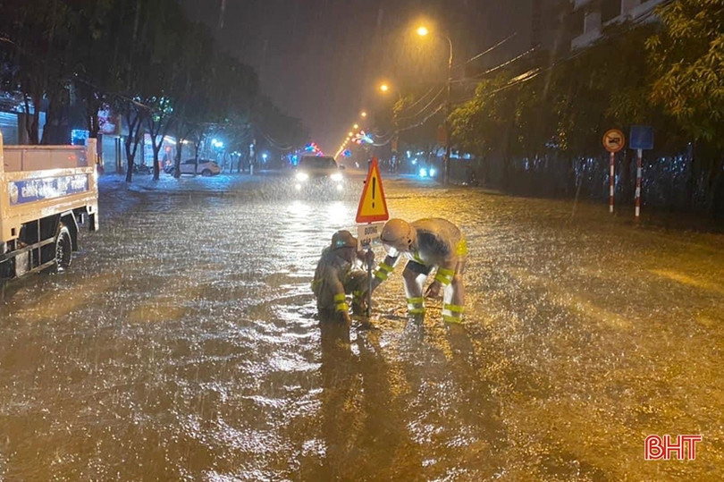 Mưa lớn, nhiều tuyến phố ở Hà Tĩnh ngập sâu trong nước