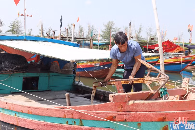 Giá dầu tăng cao, ngư dân Hà Tĩnh tiến thoái lưỡng nan