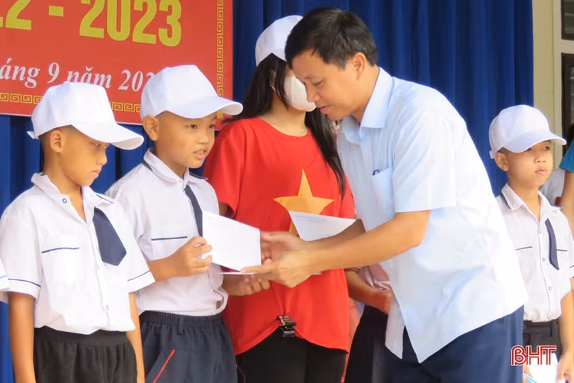 Trao quà cho học sinh, hỗ trợ các trường nhân dịp khai giảng năm học mới