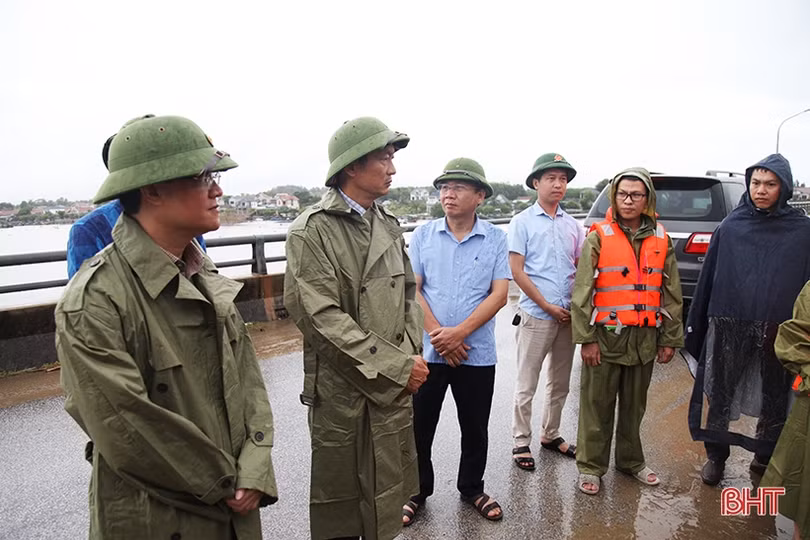 Tích cực tiêu úng, tranh thủ thu hoạch lúa hè thu khi thời tiết thuận lợi để đảm bảo năng suất