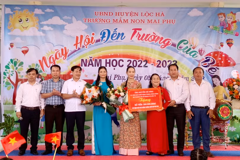 Trao quà cho học sinh, hỗ trợ các trường nhân dịp khai giảng năm học mới