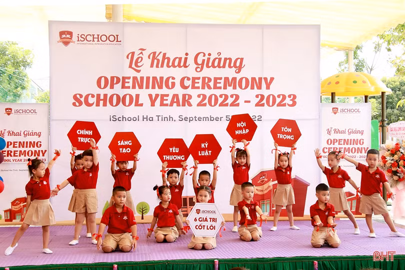 Các trường học ở Hà Tĩnh vui ngày khai trường, chào mừng năm học mới