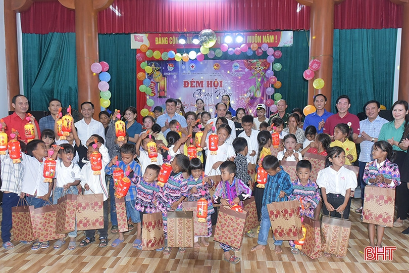 Rộn rã đêm hội trăng rằm ở bản Rào Tre