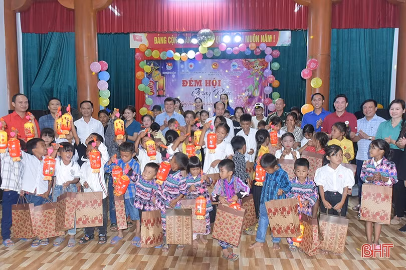 Rộn rã đêm hội trăng rằm ở bản Rào Tre