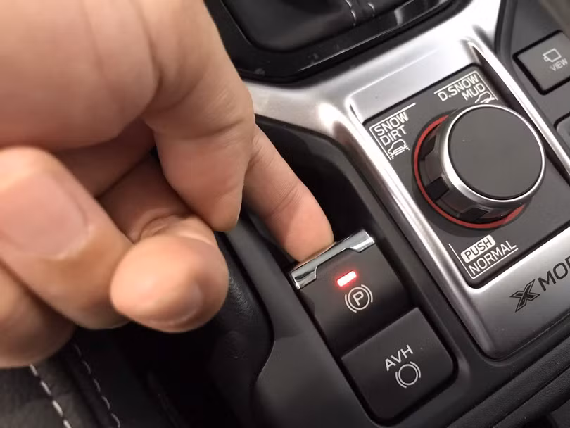 Phanh tay điện tử trên xe ô tô là gì, ưu và nhược điểm cần biết