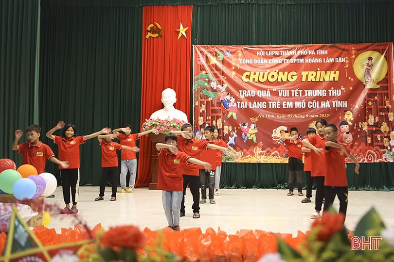 Trung thu đến sớm với Làng Trẻ em mồ côi Hà Tĩnh