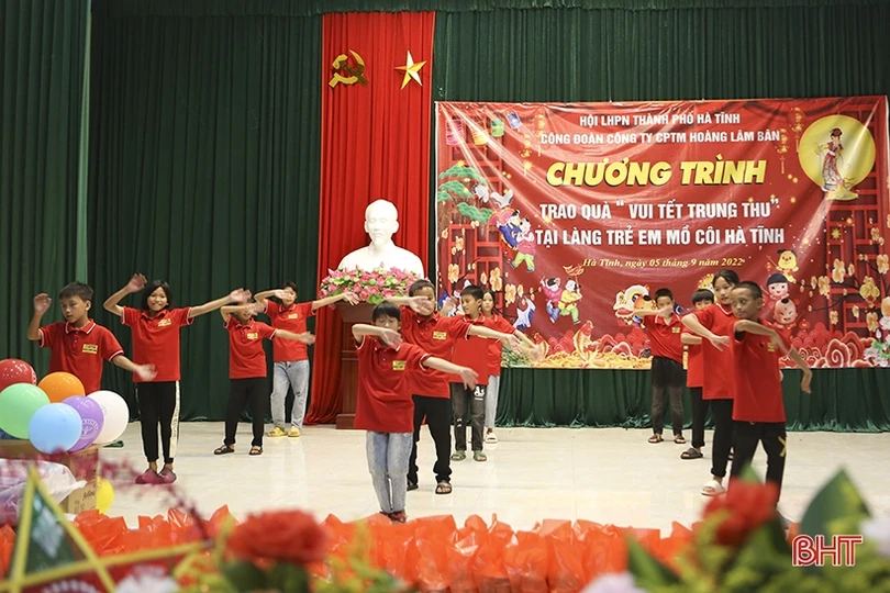 Trung thu đến sớm với Làng Trẻ em mồ côi Hà Tĩnh