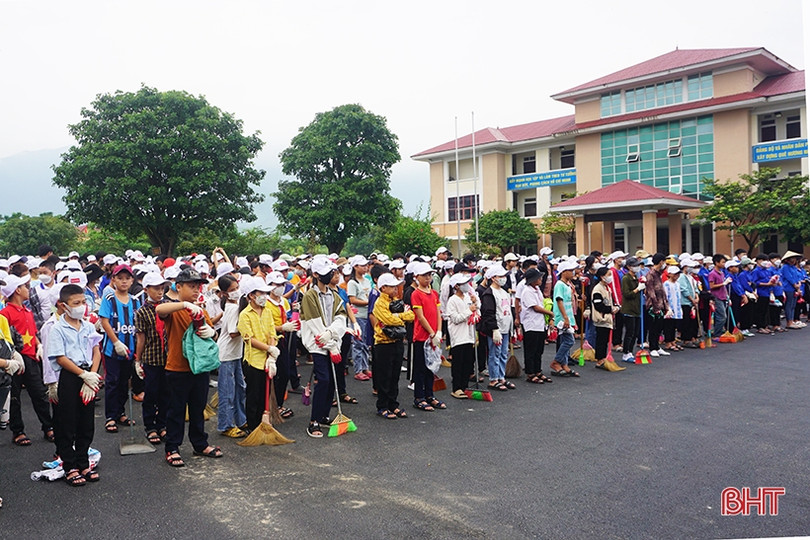 Ra quân diệt bọ gậy tại “điểm nóng” sốt xuất huyết ở thị xã Kỳ Anh