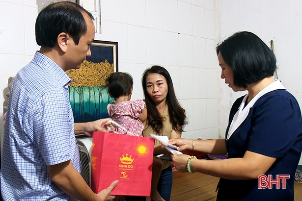 Tặng quà Trung thu cho trẻ em có hoàn cảnh khó khăn tại TP Hà Tĩnh