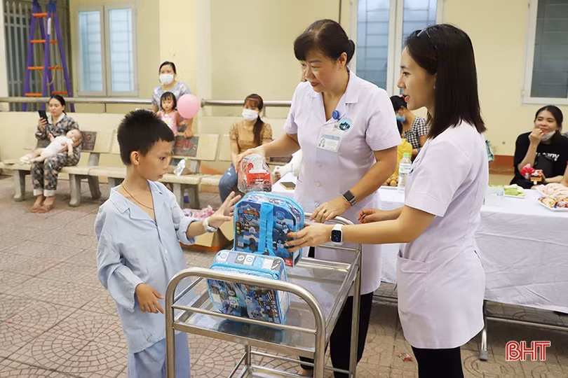 Mang Trung thu đến với bệnh nhi tại Bệnh viện Đa khoa tỉnh Hà Tĩnh