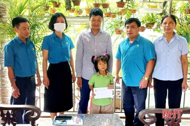 Công đoàn Hà Tĩnh trao quà Trung thu cho con em người lao động khó khăn