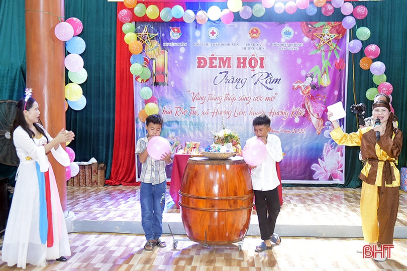 Rộn rã đêm hội trăng rằm ở bản Rào Tre