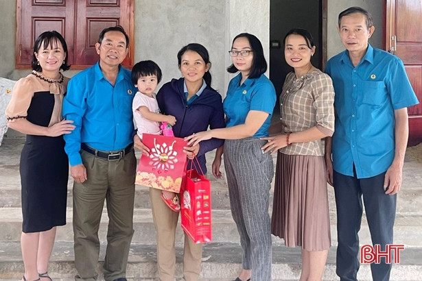 Công đoàn Hà Tĩnh trao quà Trung thu cho con em người lao động khó khăn