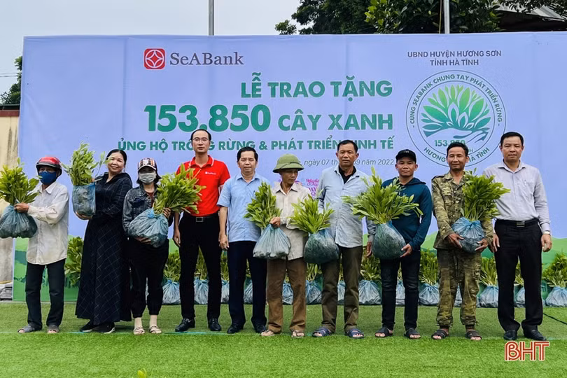 SeABank trao tặng gần 154.000 cây keo giống cho huyện Hương Sơn
