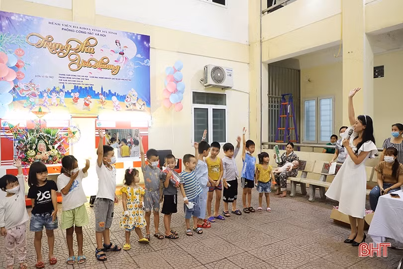 Mang Trung thu đến với bệnh nhi tại Bệnh viện Đa khoa tỉnh Hà Tĩnh