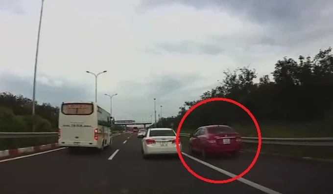 “Chỉ tài xế Việt mới dùng đèn cảnh báo nguy hiểm là đèn ưu tiên, đi thẳng”