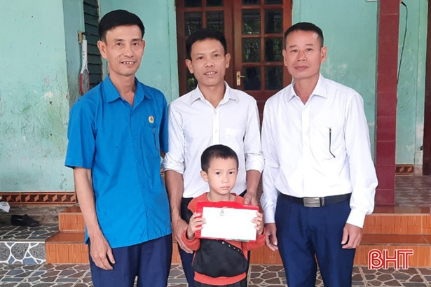 Công đoàn Hà Tĩnh trao quà Trung thu cho con em người lao động khó khăn