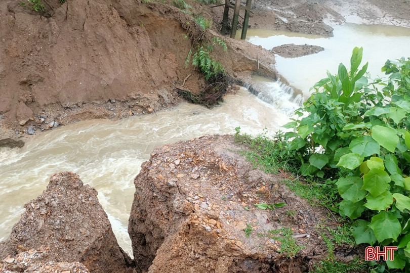 Mưa lớn gây sạt lở đập Khe Xai ở Vũ Quang