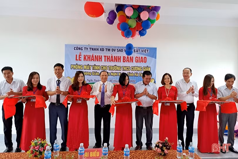 Trao quà cho học sinh, hỗ trợ các trường nhân dịp khai giảng năm học mới
