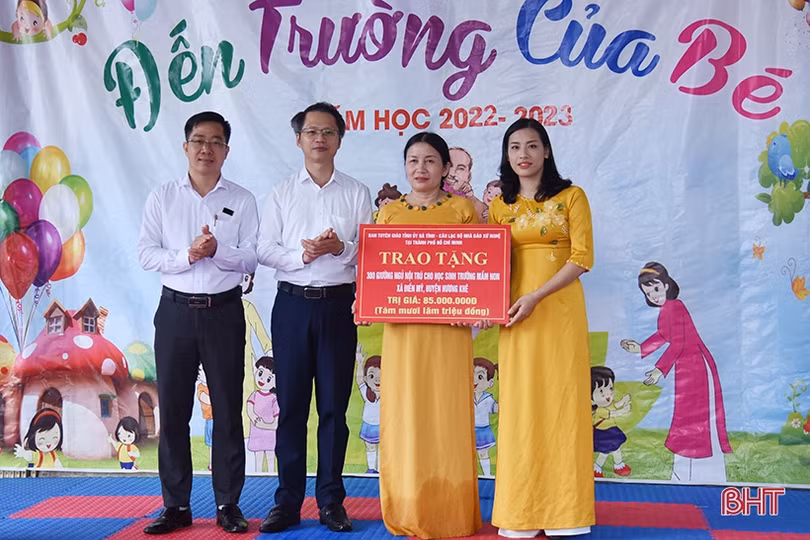 Trao quà cho học sinh, hỗ trợ các trường nhân dịp khai giảng năm học mới