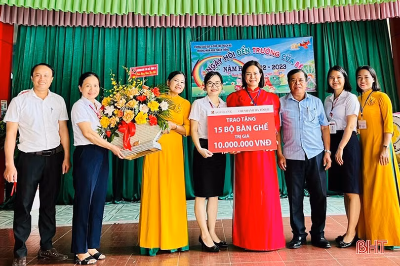 Agirbank Hà Tĩnh II trao học bổng và trang thiết bị cho các trường học