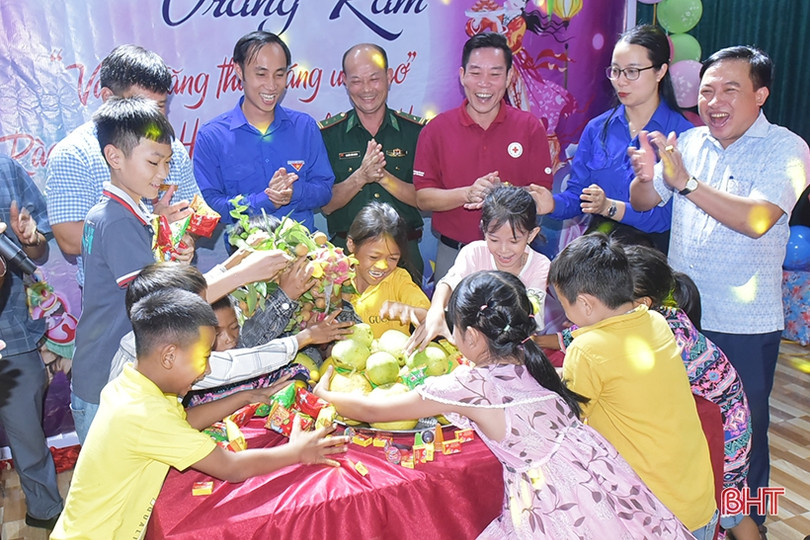 Rộn rã đêm hội trăng rằm ở bản Rào Tre