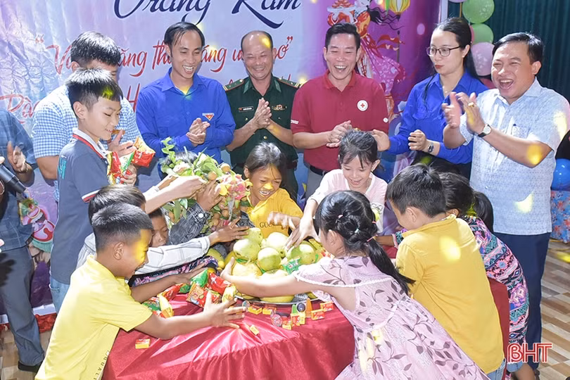 Rộn rã đêm hội trăng rằm ở bản Rào Tre