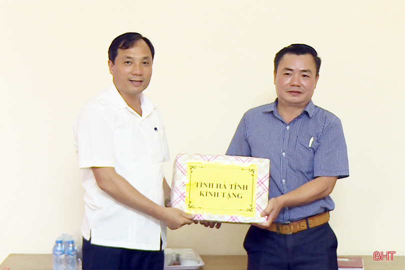 Đoàn công tác tỉnh Hà Tĩnh dâng hương tưởng niệm các anh hùng liệt sỹ quân tình nguyện và chuyên gia Việt Nam hy sinh tại Lào