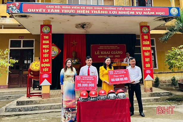 Hiệp hội Nữ doanh nhân Hà Tĩnh tặng quà các trường học