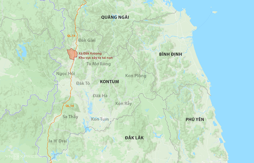 Hiện trường ôtô chở gần 40 khách nằm dưới vực sâu