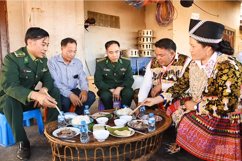 Ấm tình tết Việt trên đất bạn Lào