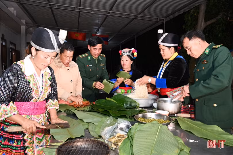 Ấm tình tết Việt trên đất bạn Lào