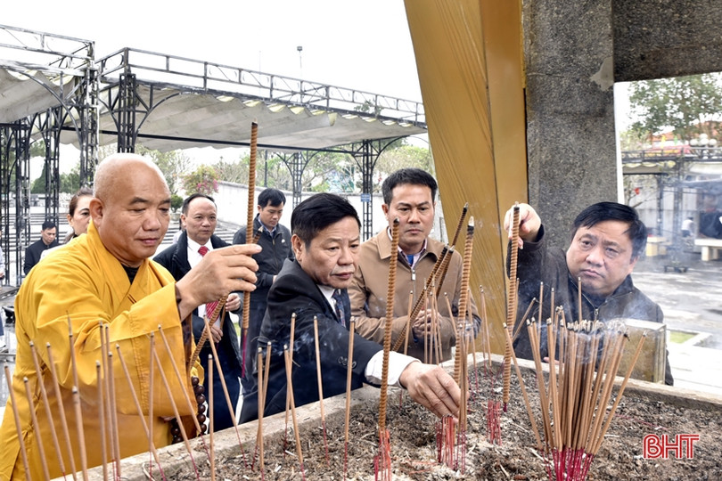 Đoàn cán bộ Hà Tĩnh dâng hương tại nghĩa trang liệt sỹ Trường Sơn, Đường 9