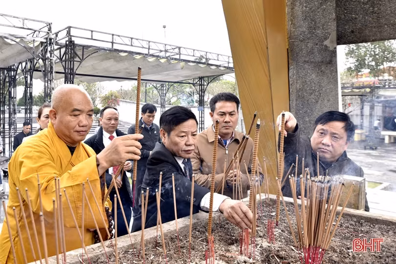 Đoàn cán bộ Hà Tĩnh dâng hương tại nghĩa trang liệt sỹ Trường Sơn, Đường 9