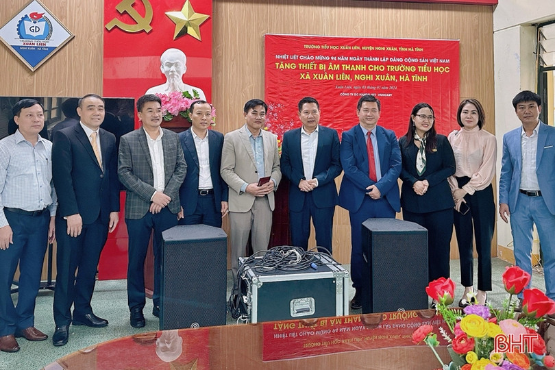 Kiều bào Hungary tặng quà tết cho người dân Nghi Xuân