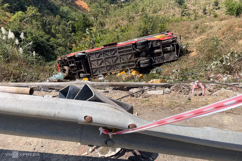 Hiện trường ôtô chở gần 40 khách nằm dưới vực sâu