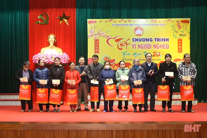 Tặng quà tết cho học sinh nghèo, người lao động, gia đình có công