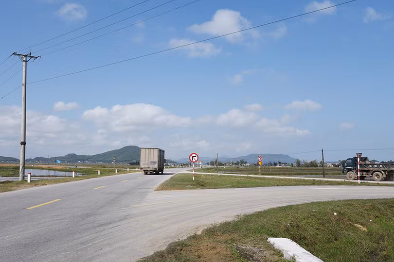 Tiềm ẩn tai nạn giao thông tại ngã tư Kỳ Khang