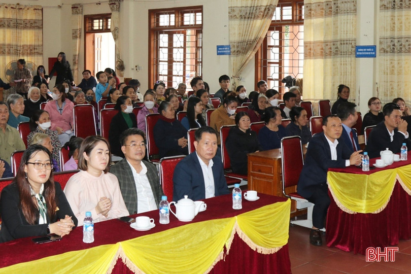 Kiều bào Hungary tặng quà tết cho người dân Nghi Xuân