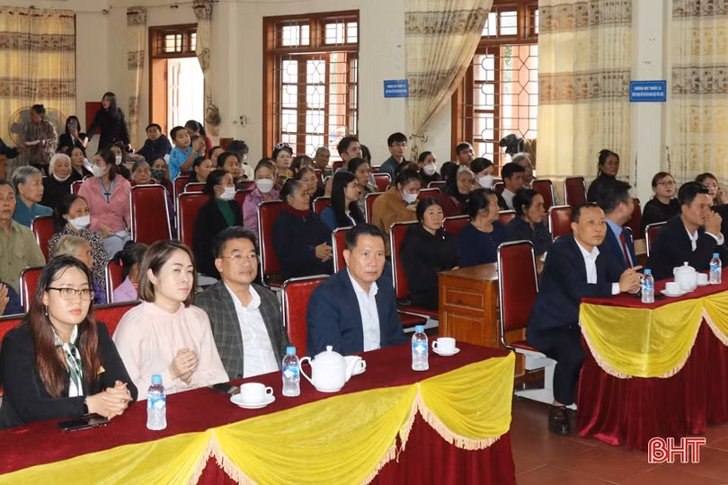 Kiều bào Hungary tặng quà tết cho người dân Nghi Xuân