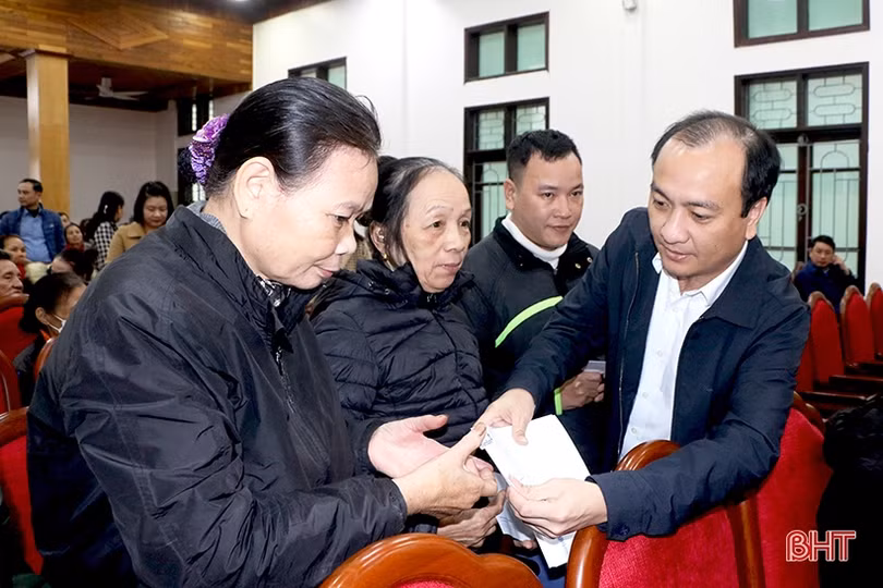 Tặng quà tết cho học sinh nghèo, người lao động, gia đình có công