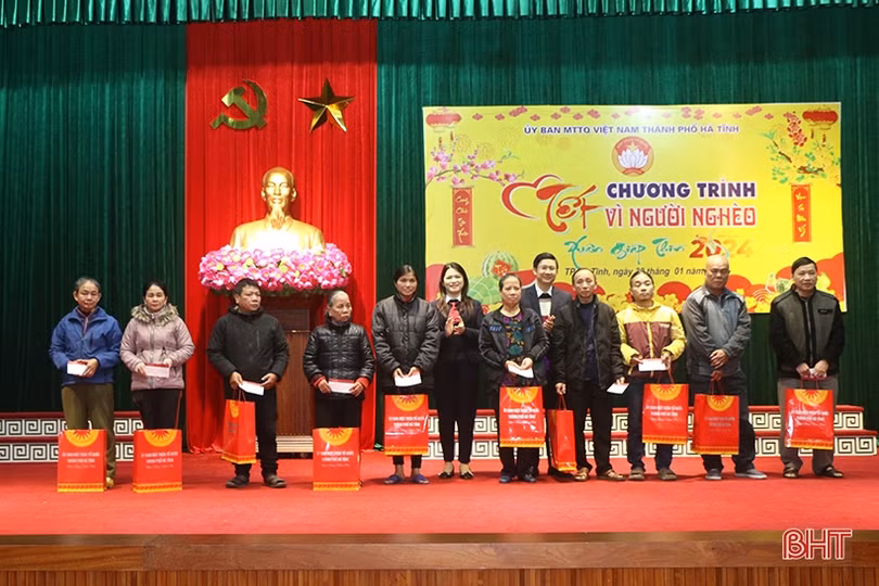 Tặng quà tết cho học sinh nghèo, người lao động, gia đình có công
