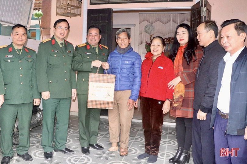 Chỉ huy trưởng Bộ CHQS tỉnh chúc tết lực lượng vũ trang ở Vũ Quang