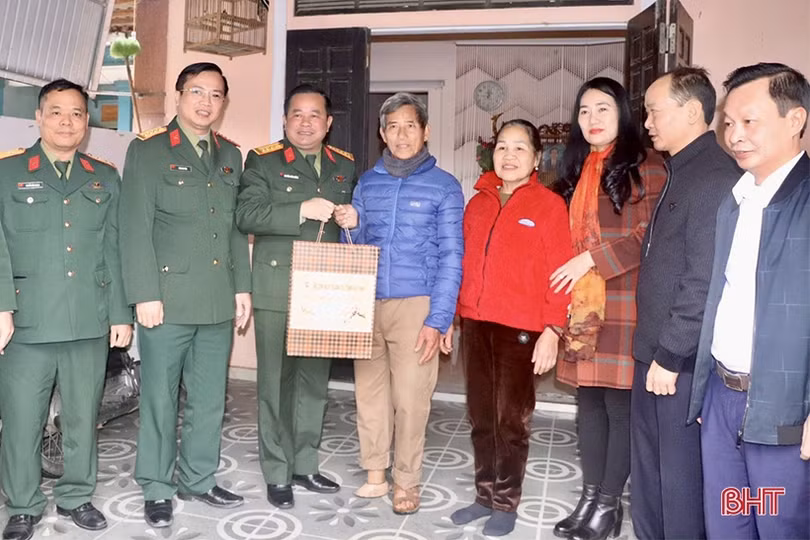 Chỉ huy trưởng Bộ CHQS tỉnh chúc tết lực lượng vũ trang ở Vũ Quang