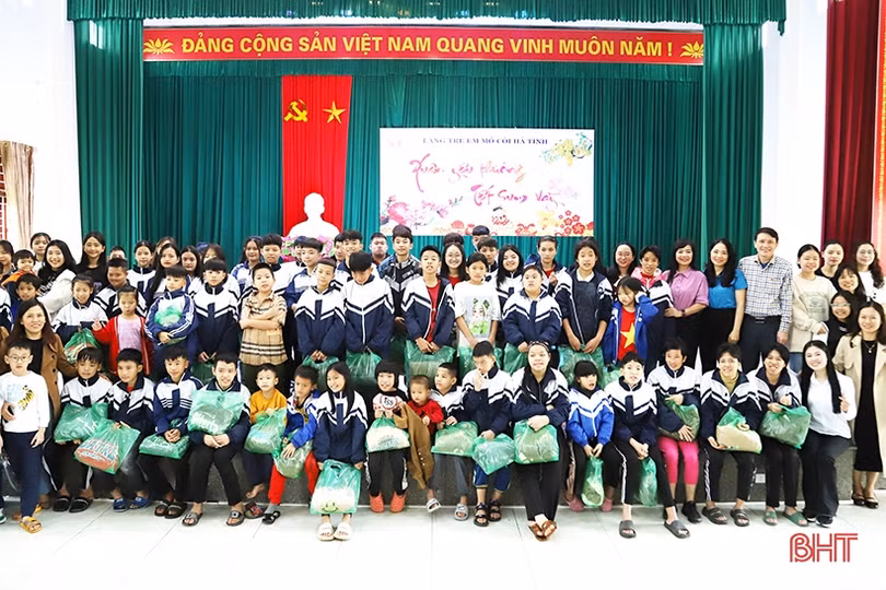 Công đoàn, Ban Nữ công Báo Hà Tĩnh tặng quà tết tại Làng Trẻ em mồ côi