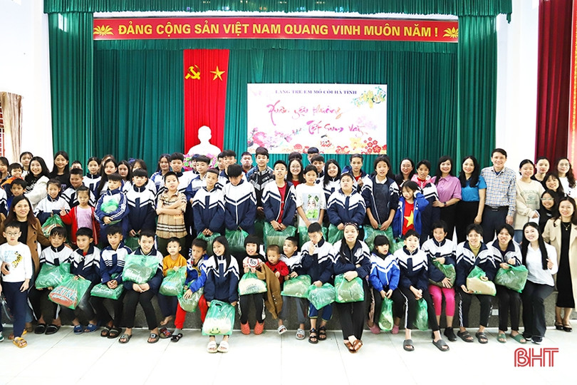 Công đoàn, Ban Nữ công Báo Hà Tĩnh tặng quà tết tại Làng Trẻ em mồ côi