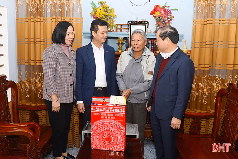 Tặng quà tết cho học sinh nghèo, người lao động, gia đình có công