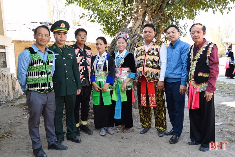 Ấm tình tết Việt trên đất bạn Lào