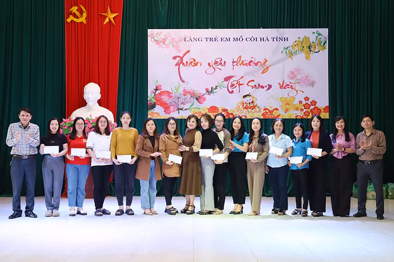 Công đoàn, Ban Nữ công Báo Hà Tĩnh tặng quà tết tại Làng Trẻ em mồ côi