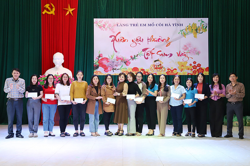 Công đoàn, Ban Nữ công Báo Hà Tĩnh tặng quà tết tại Làng Trẻ em mồ côi